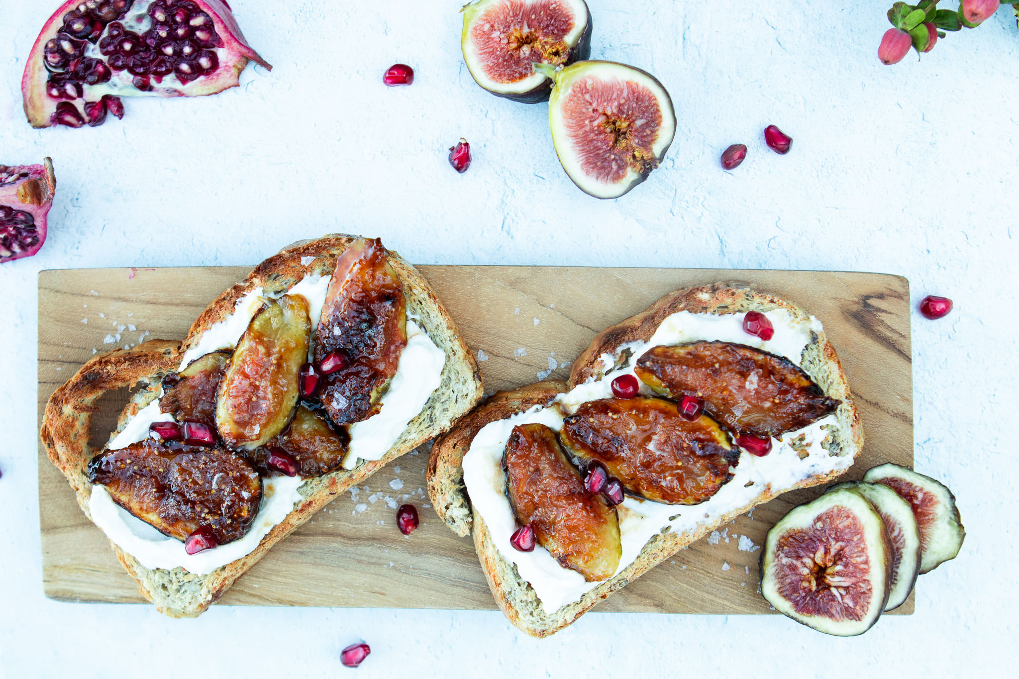 CARAMELIZED FIG AND RICOTTA TOASTS