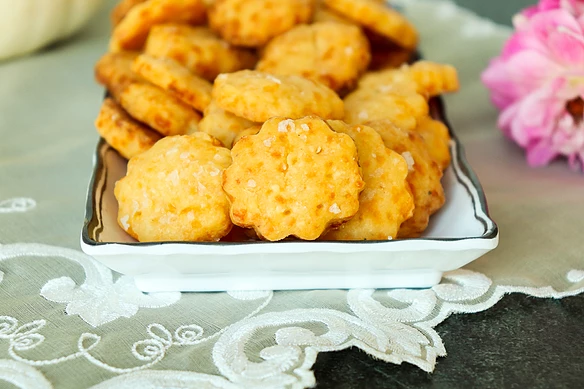 Sharp Cheddar Cheese Crackers