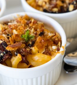 Mac and Cheese Cups with Buttery Bacon Crumble