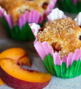 Easy Peach Crumble Muffins