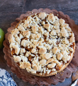 Cinnamon Apple Crumble Cake